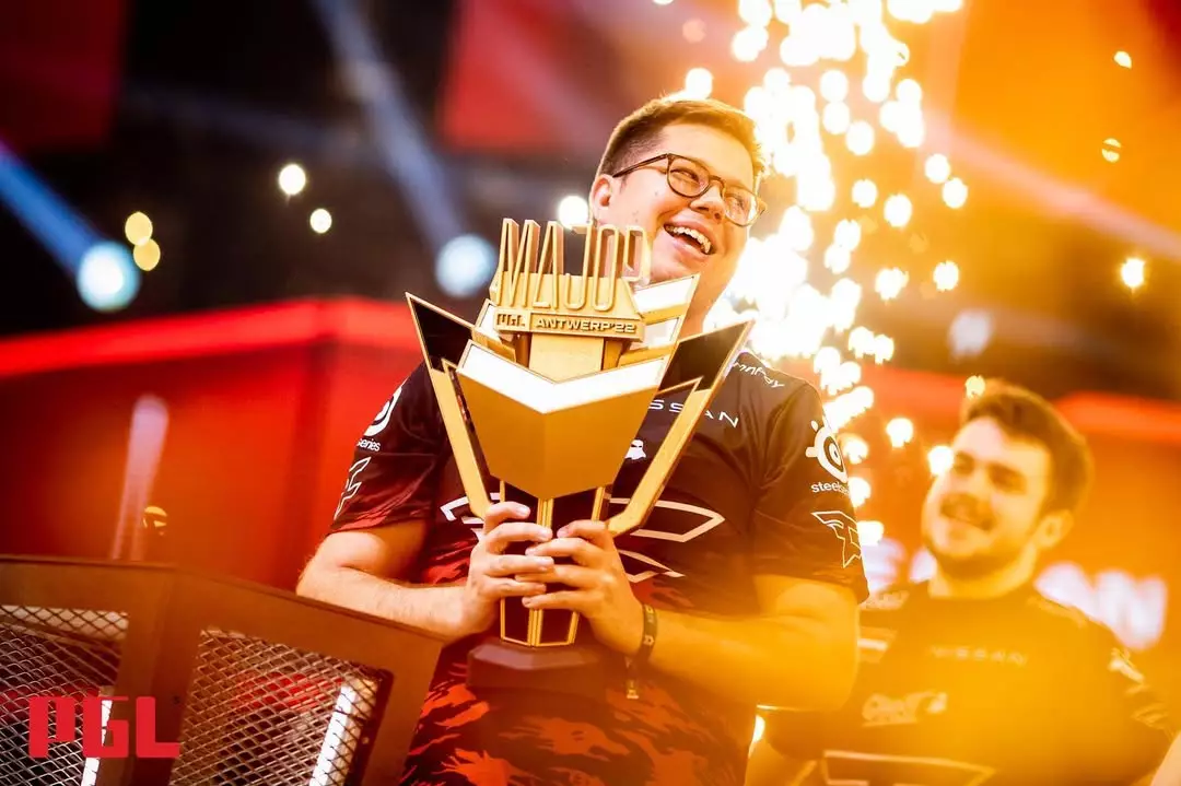 Me-and-a-MAJOR-trophy-@vexanie.jpg