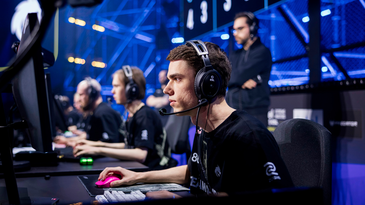 The championship series kicked off on Spirit’s map pick, Dust II.