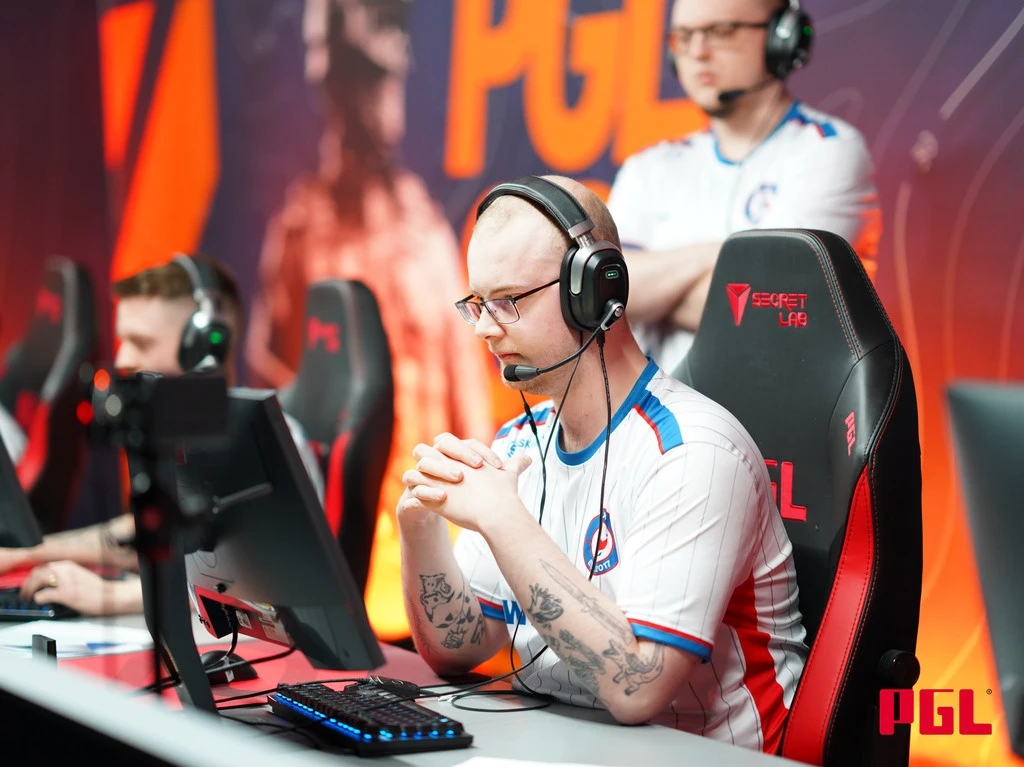 A string of tournaments - stability without breakthrough