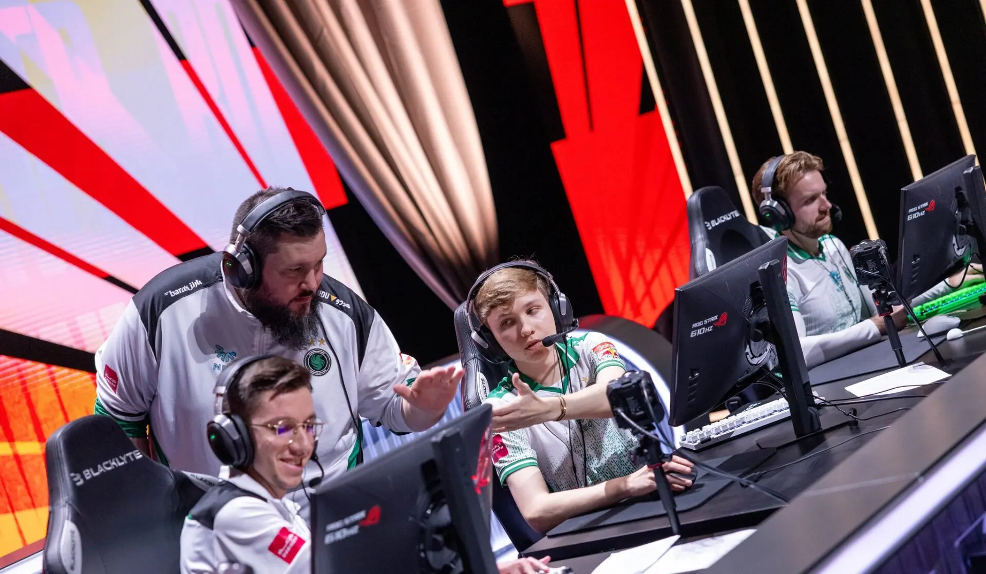 B8 vs Falcons 预测——StarLadder Budapest Major 2025