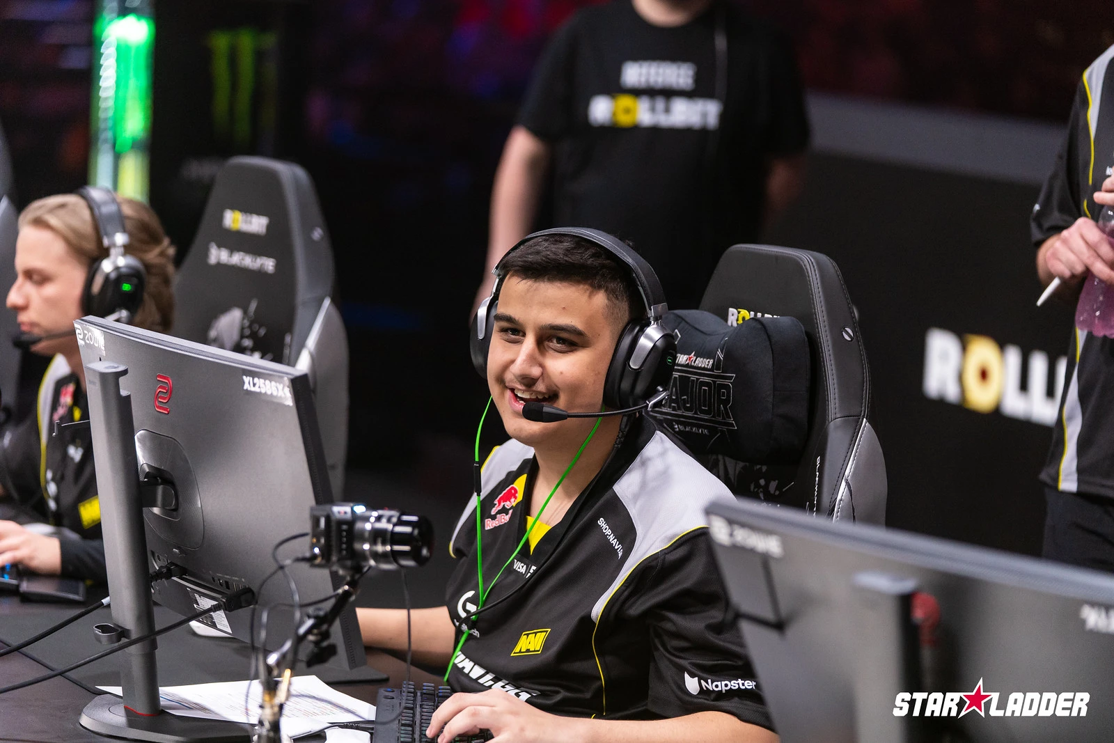 社区反应：从支持到强烈反弹